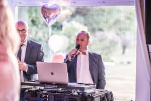 DJ Martin Bohnhoff am Pult beim Sektempfang im Freien
