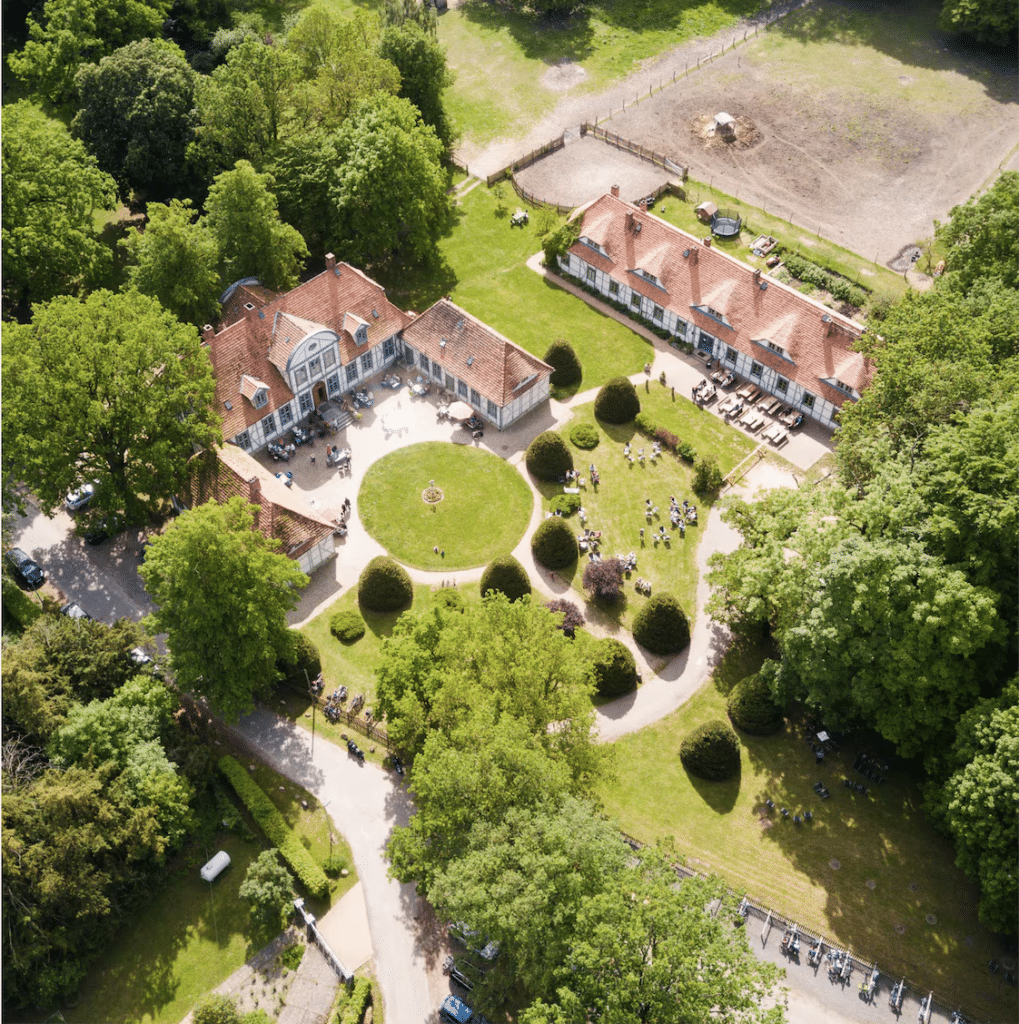 Jagdschloss Friedrichsmoor aus der Luft, umgeben vom Park in der Lewitz