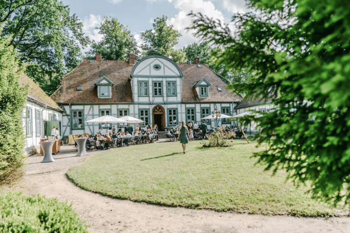 Jagdschloss Friedrichsmoor – Außenansicht mit Hochzeitsgesellschaft