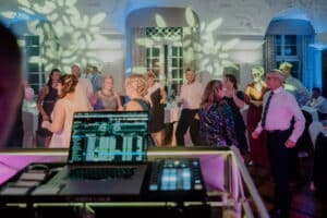 DJ-Pult mit Lichttechnik bei einer Hochzeitsfeier im Saal
