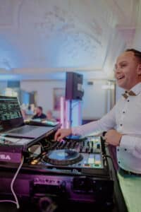 DJ Martin Bohnhoff am Pult während einer Hochzeitsfeier